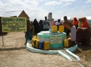 Somali'de su kuyuları açılmaya devam ediliyor