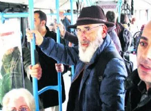 Tuncel Kurtiz halk otobüsünde
