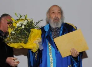 Ara Güler'e fahri doktora unvanı veridi