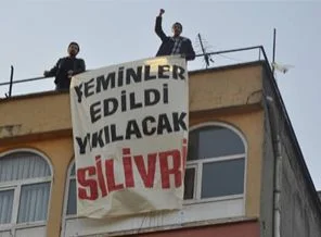 Astıkları pankarta 182'şer TL ceza
