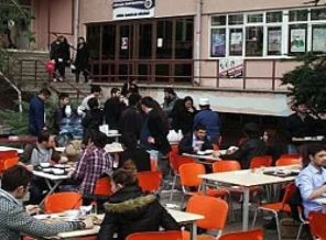 AÜ yemekhanesinin kapısına kilit