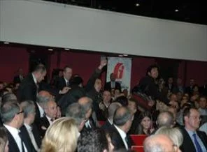 Bakan Yazıcı'ya yumurtalı protesto