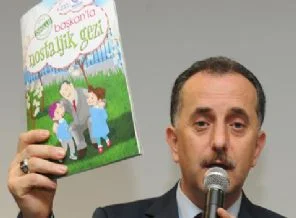 Başkan'ın kitabını okuyan öğrencilere helikopter gezisi hediye