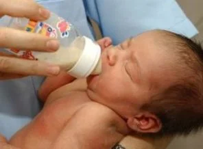 Bebeğe verilen katı gıdalar obez yapıyor