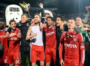 Beşiktaşlı taraftarlardan coşkulu karşılama
