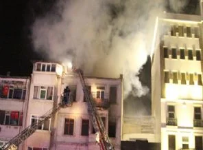 Beyoğlu'ndaki yangın paniğe neden oldu