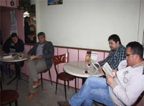 Bu kafede kitap okuyana çay bedava!