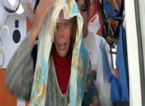 Eşinin başında sandalye kırdı!