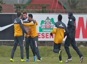 Futbolcular birbirine girdi