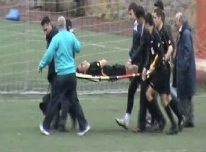 Futbolcular hakemi hastanelik etti