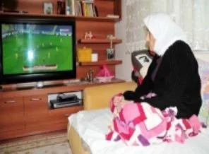 GS'li 105 yaşındaki nine torunlarıyla maç seyrediyor