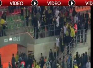 Müslüman oyuncu gol attı diye tribünü terk ettiler!