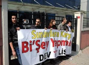 ÖSYM binasında zincirli sınav protestosu