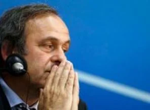 Platini'ye ağır pankart