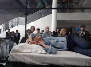 Sanat için müzede uyuyor