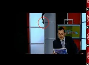 Stüdyoya yılan girdi! Spiker canlı yayında korkudan çıldırdı(Video Haber)