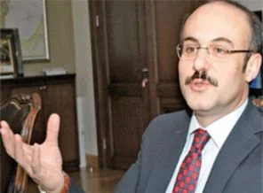 Türk çocukların boynunda haç var