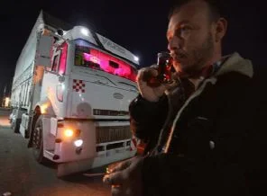 Yollar gidişine görenler duruşuna hasta