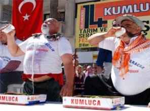 10 dakikada yarım kilo 'acı biber' yedi