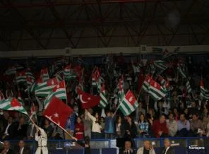 Abhazyalı çocuklara olan sevgi salonlara sığmadı