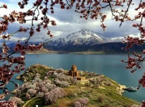 Akdamar Adası 'çiçek' açtı