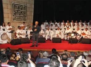 Akil İnsanlara 5 dilde konser