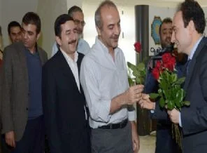 Akil insanları güllerle karşıladı