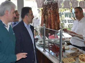 AKP'li 45 milletvekili büryan kebabıyla kahvaltı yaptı