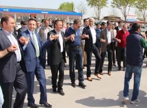 AKP'li vekillerden Batman'da 'barış halayı'