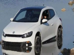 Arabasıyla denize uçtu, iki saat kurtarılmayı bekledi