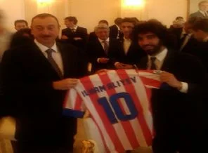 Arda Turan'dan Aliyev'e forma