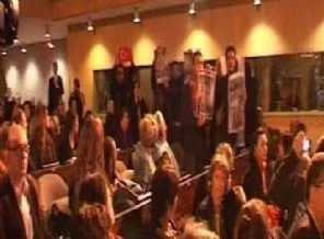 Arınç'a Paris'te protesto