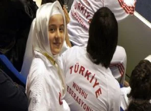 Arkadaşlarından başörtülü şampiyona büyük jest