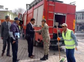 Askerler, BDP'li belediyenin temizlik kampanyasına katıldı