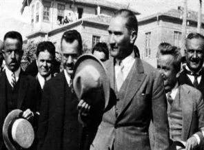 Atatürk çantasını bulan polislere ödül vermiş