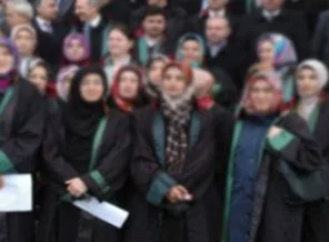 Avukatlardan kadın hakime başörtüsü tepkisi