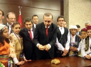 Başbakan Erdoğan hem 'barış ekmeği' yedi hem yedirdi