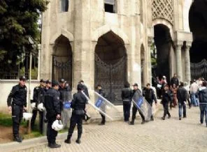 Beyazıt Meydanı'nda öğrenci eylemine saldırı