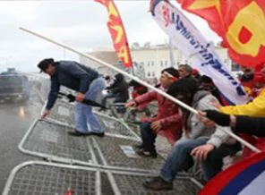 CHP'liler hakim azarladı, sandalye yumrukladı