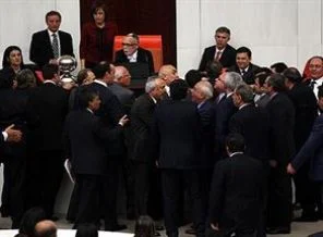 CHP ve MHP'liler Meclis'te kürsüye yürüdü