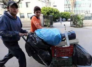 Çöplerin arasında ekmeklerini arayan çocuklar