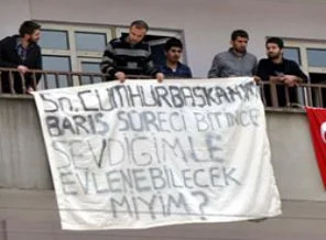 Cumhurbaşkanı Gül'ün gezisinde ilginç pankart
