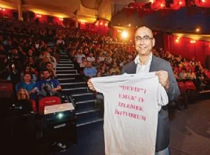 Derviş Zaim'den 'Emek' tişörtlü protesto