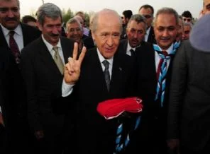 Devlet Bahçeli selamları karıştırdı: Zefer işareti yaptı