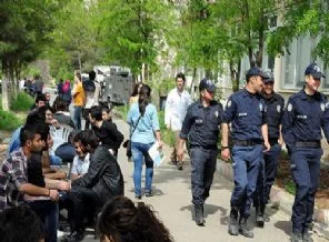 Dicle Üniversitesi'de polis 'ders başı' yaptı