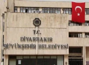 Diyarbakır Belediyesi, binasına Türk bayrağı astı