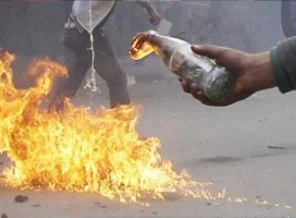 Diyarbakır'da polise molotoflu saldırı!