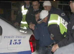 Dördüncü kez yakalanınca polise saldırdı