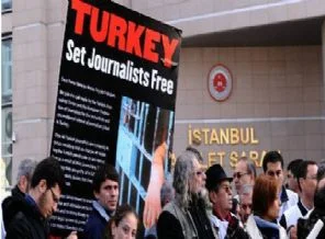 Economist: AKP baskı altına almak için farklı yollar buldu