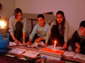 Elektrik gelmeyince öğrenciler elektriğe gitti